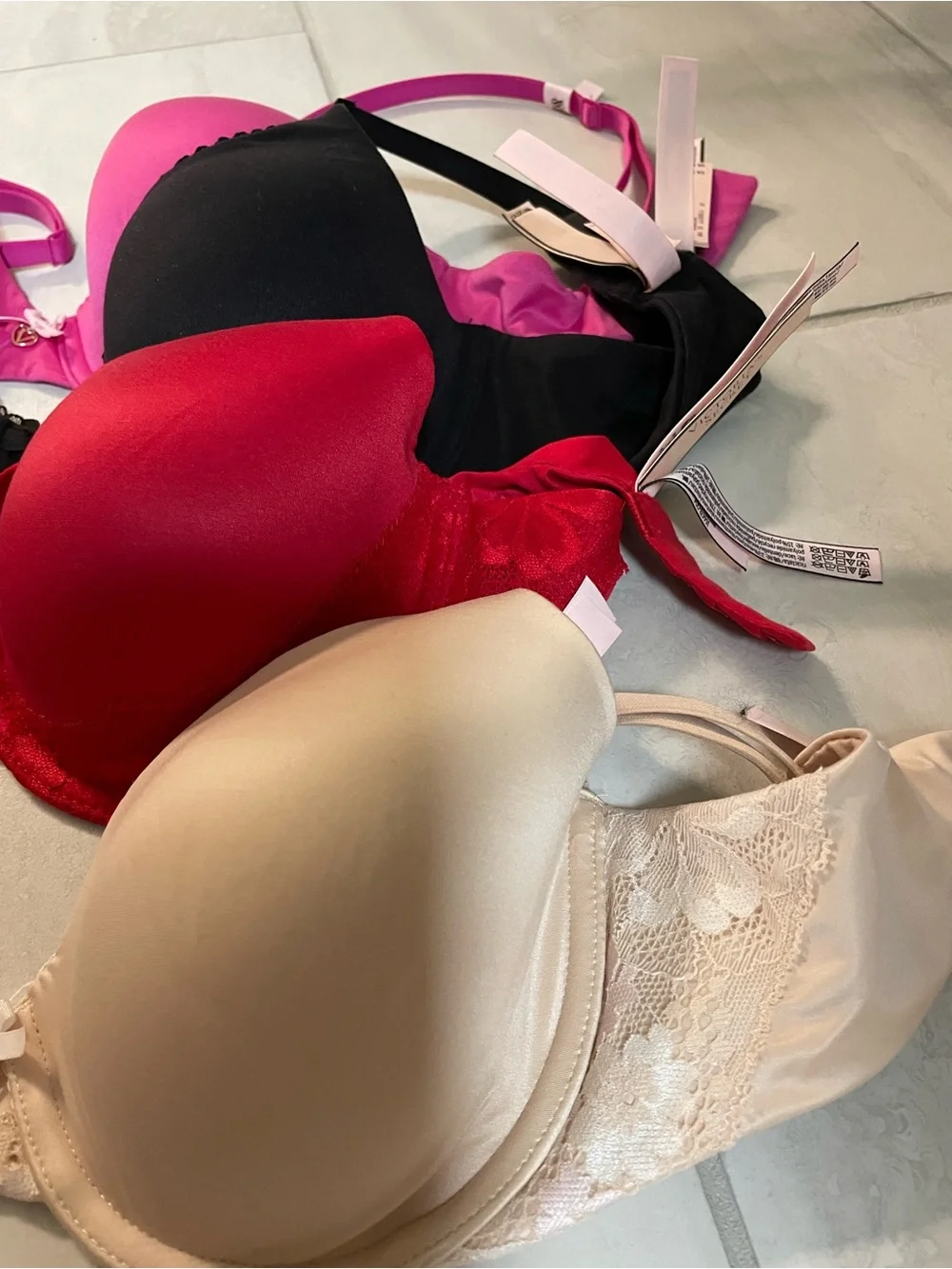 Victoria's Secret T-Shirt Bra Bundle in Pink, Black, Red, Cream 32D NWT